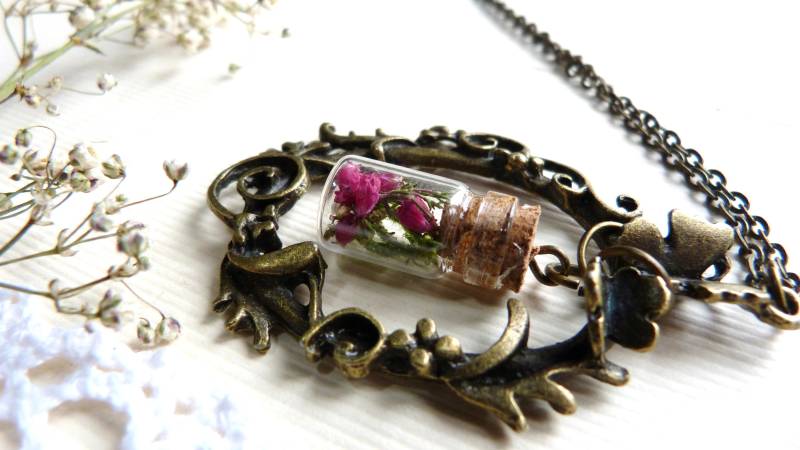 Echte Blume & Moos Schmetterling Kranz Halskette - Bronze Terrarium Anhänger von NarwhalBlueberry