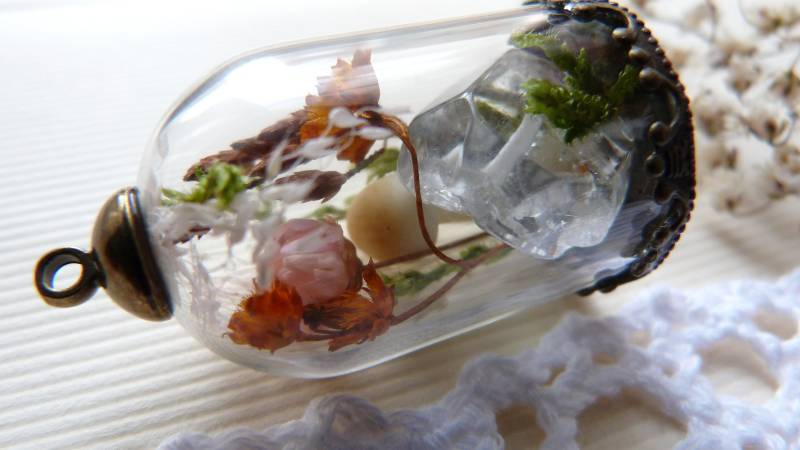 Echte Blumen Terrarium Halskette Quarz Kristall, Moos & Gänseblümchen Echte Blumen Terrarium Halskette Quarz Kristall, Moos & Gänseblümchen von NarwhalBlueberry
