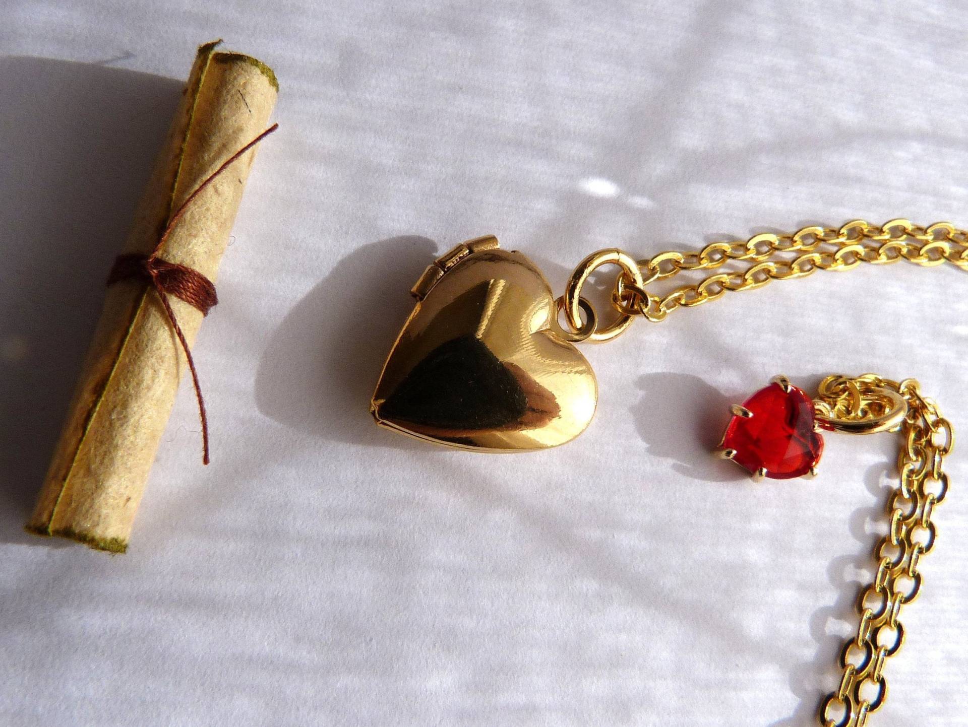 Layered Herz Halsketten-Set Roter Rubin, Goldmedaillon & Handgefertigte Schriftrolle von NarwhalBlueberry