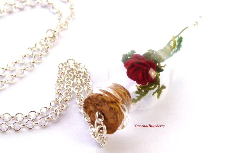 Verzauberte Rosen-Terrarium-Halskette Echtes Moos, Handbemalte Papierrose von NarwhalBlueberry