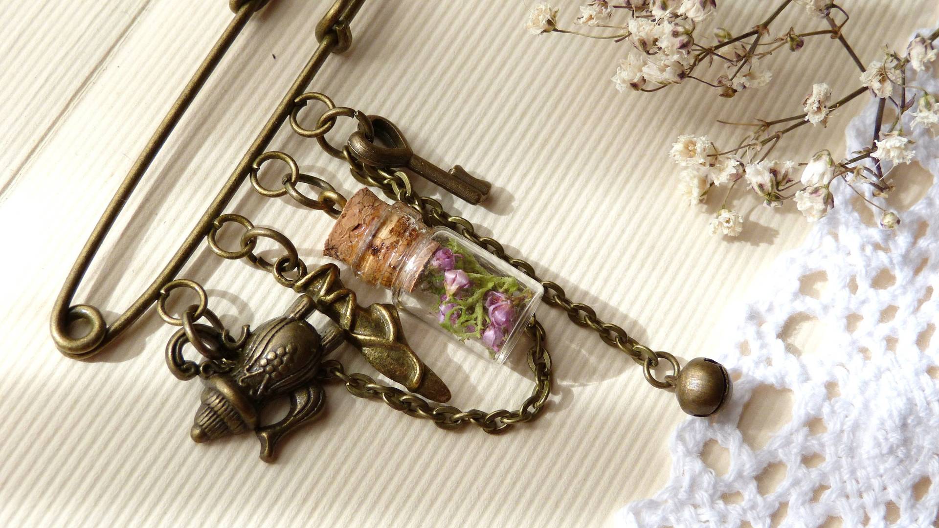 Vintage Teekanne Anstecknadel Bronzefarbene Anhänger Mit Heidekrautblüten von NarwhalBlueberry