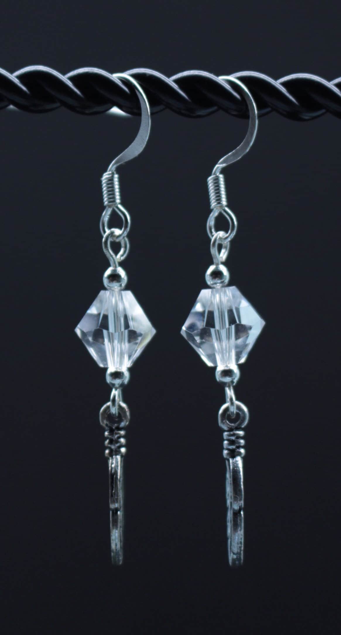 Zarte Kristall Baumeln Ohrringe/Silber Feder Anhänger Sterling Überzogene Ohrdrähte von NashBeadedBoutique