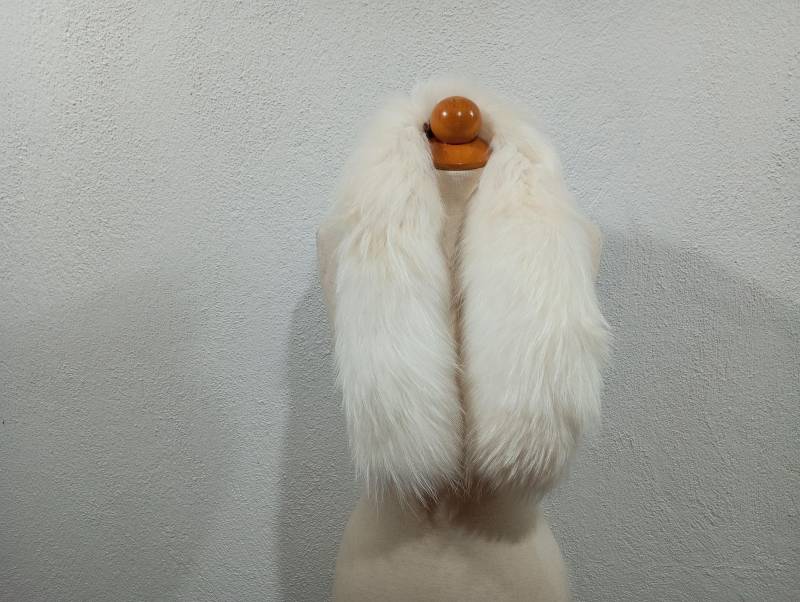 Cremeweißer Finnraccoon Fellkragen Cremeweißer Finnraccoon Fellkragen von NastaziafurdesignsGR