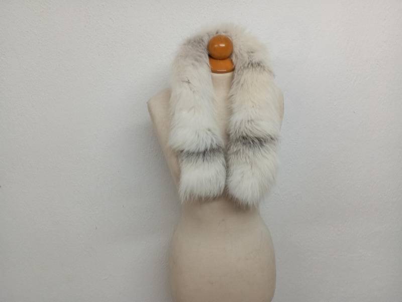 Echter Fuchs Pelzkragen Creme Farbe, Silberne Details Echter Fuchs Pelzkragen Creme Farbe, Silberne Details von NastaziafurdesignsGR