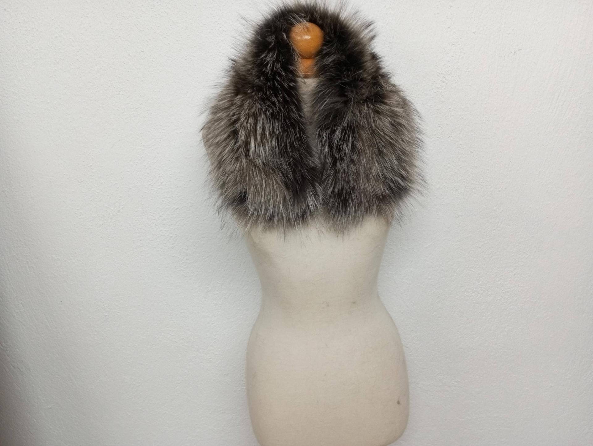 Kurzer Fuchs Pelzkragen Echtes Dickes Weiches Fell, Satin Gefüttert von NastaziafurdesignsGR