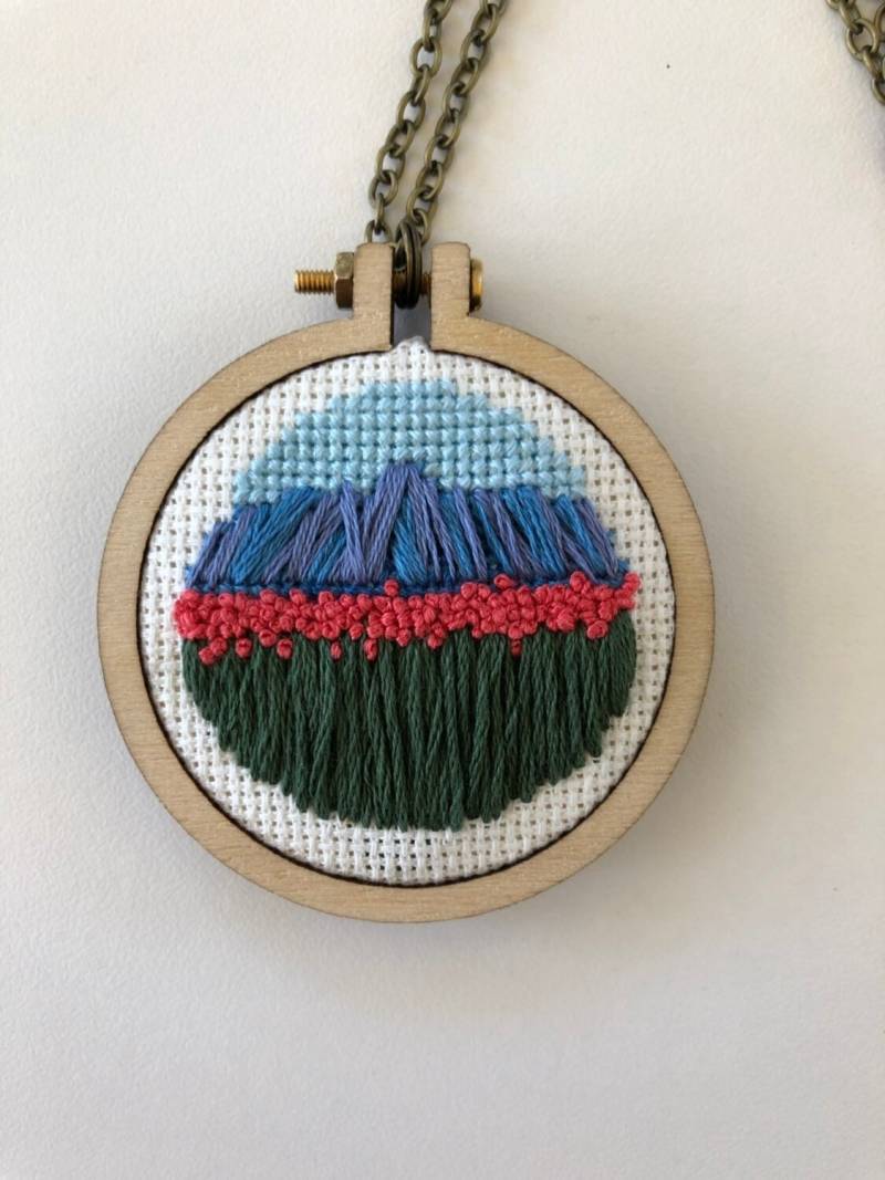 Tulpen Und Berg Bestickt Halskette von NastyNeedleCompany