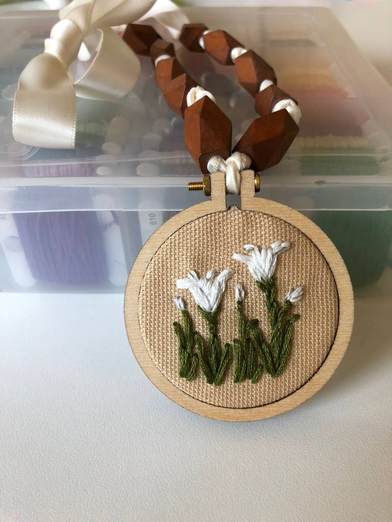 Weiße Lily Hand Bestickt Perlen Halskette von NastyNeedleCompany