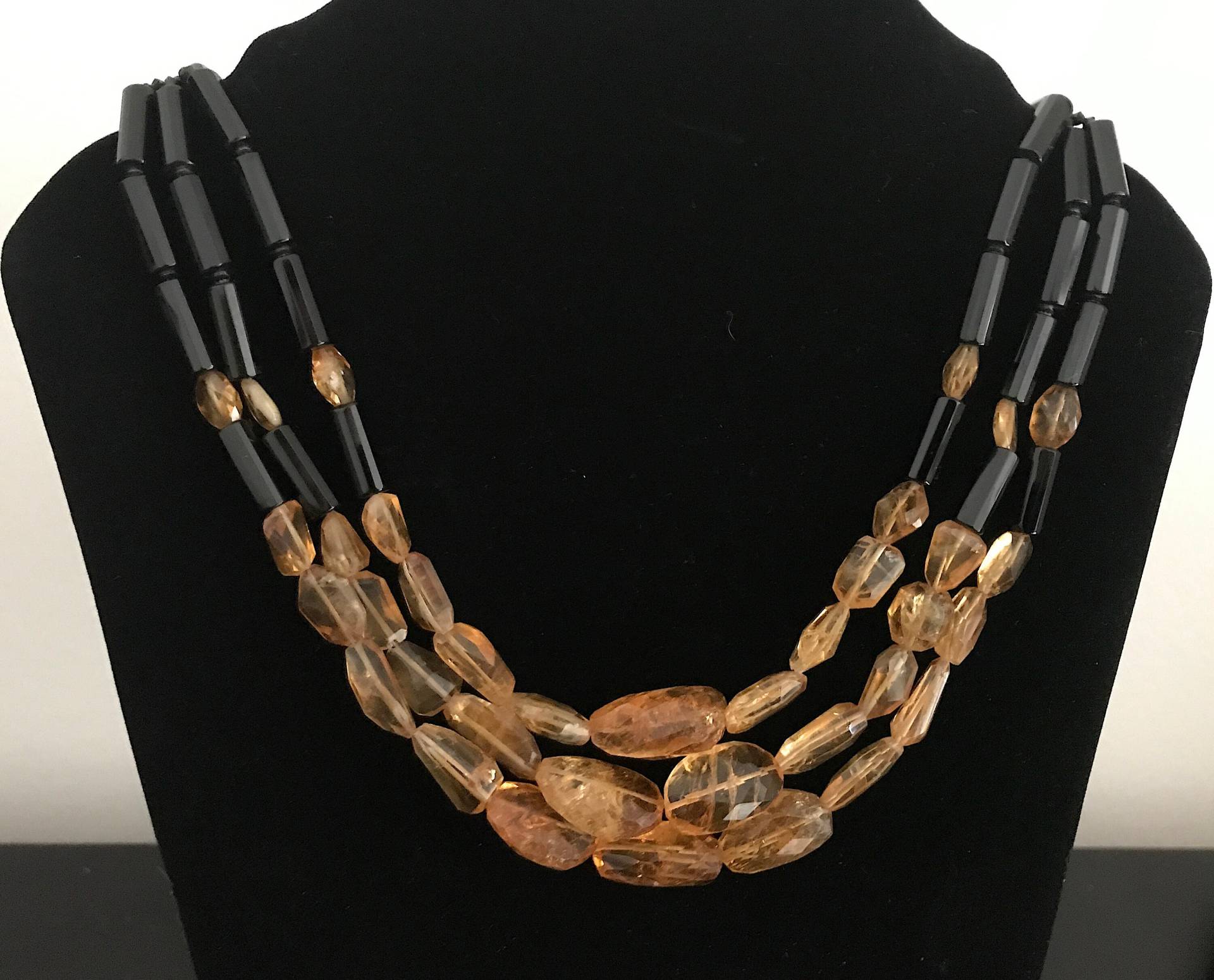 Natürliche Black Onyx Und Yellow Citrine Gemstones Halskette, Gold Plated Clasp, One Of A Kind von NatCreationsStudio