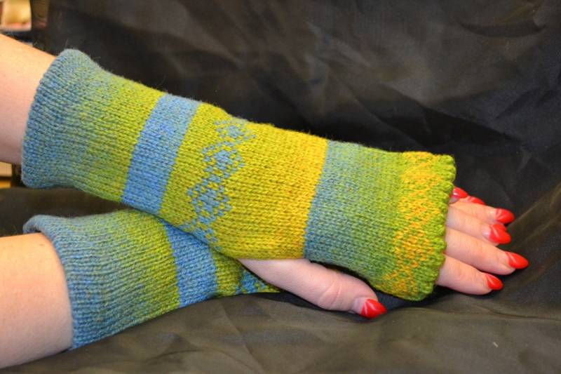 Frauen Stricken Armstulpen Mit Ornamenten, Fingerlose Handschuhe Gestrickt Fairisle Fäustlinge, Kauni Garn von NatLissCrafts