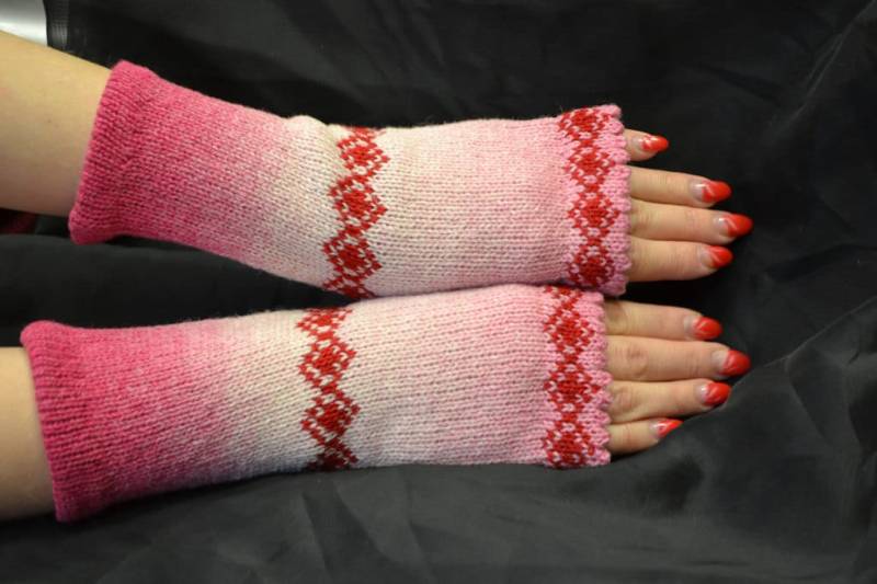 Frauen Stricken Armstulpen Mit Ornamenten, Fingerlose Handschuhe Gestrickt Fairisle Fäustlinge, Kauni Garn von NatLissCrafts