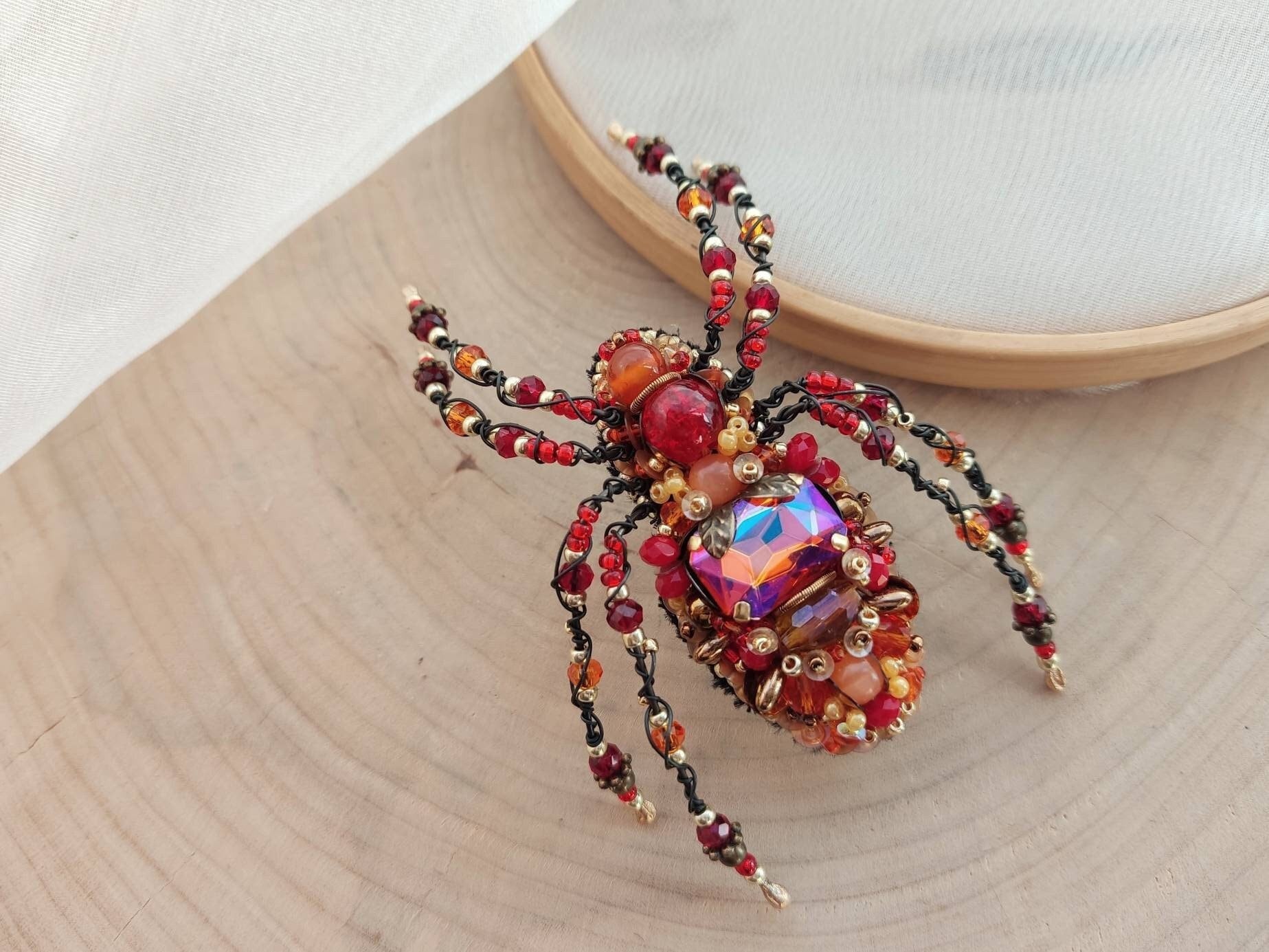 Orange Rote Spinne Brosche - Exquisite Perle Bestickter Kristall Schmuck Für Einen Creepy Chic Look Orange Rote Spinne Brosche - Exquisite Perle Bestickter Kristall Schmuck Für Einen Creepy Chic Look von NatVerse