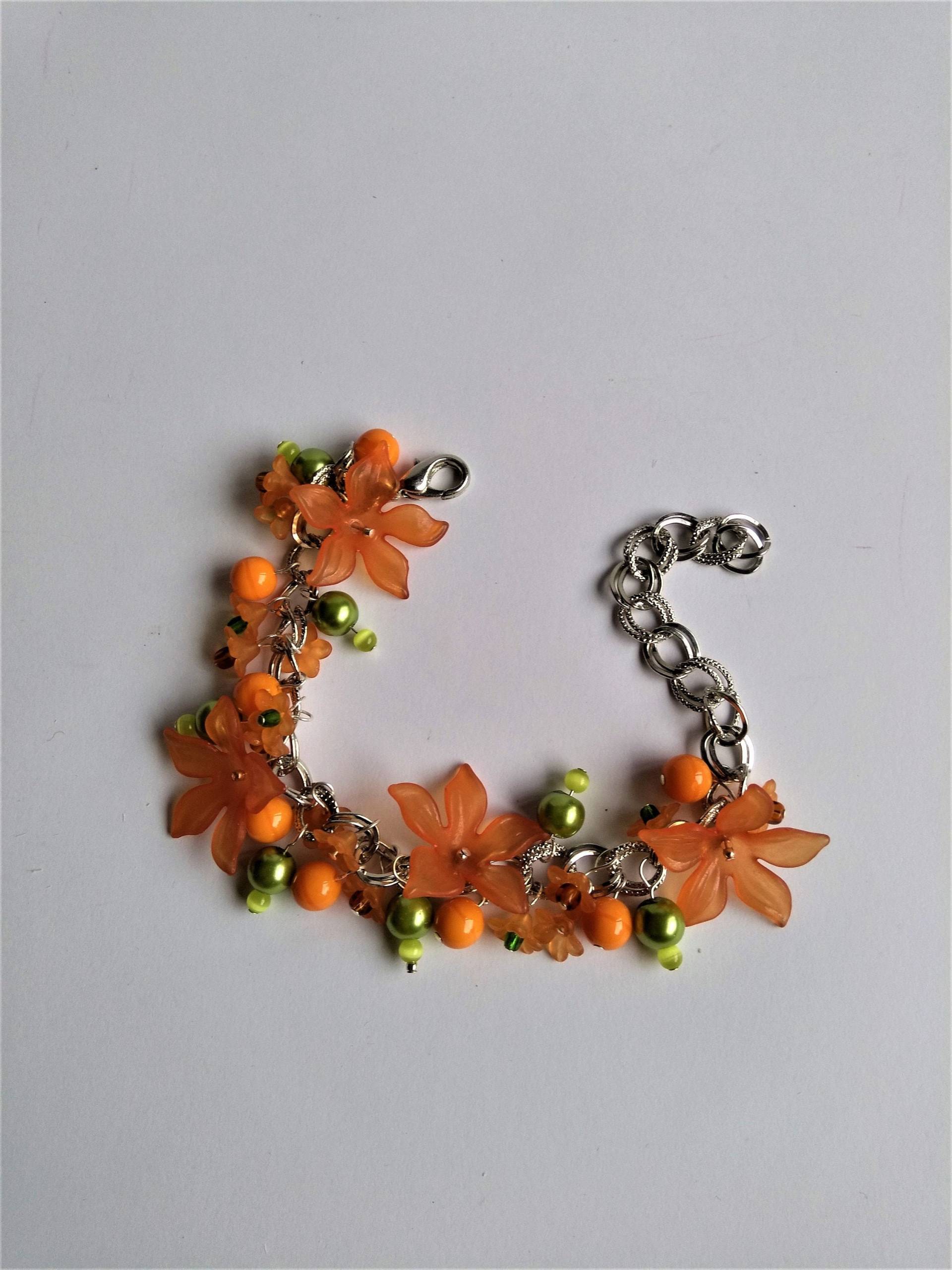 Handgemachtes Blumen Armband Orange Acryl & Glasperlen von NataCraftStudio