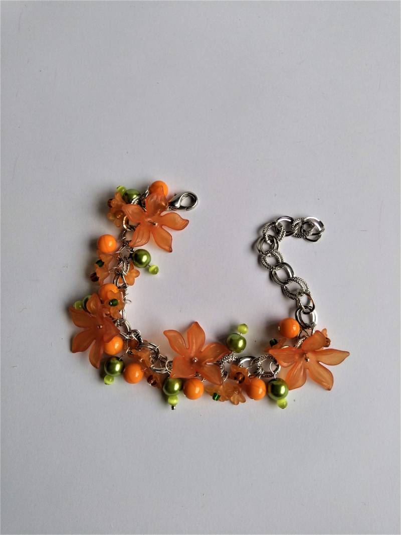 Handgemachtes Blumen Armband Orange Acryl & Glasperlen von NataCraftStudio
