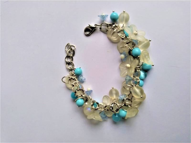 Handgemachtes Blumen Perlenarmband Gefrostete Perlen & Acrylblumen von NataCraftStudio