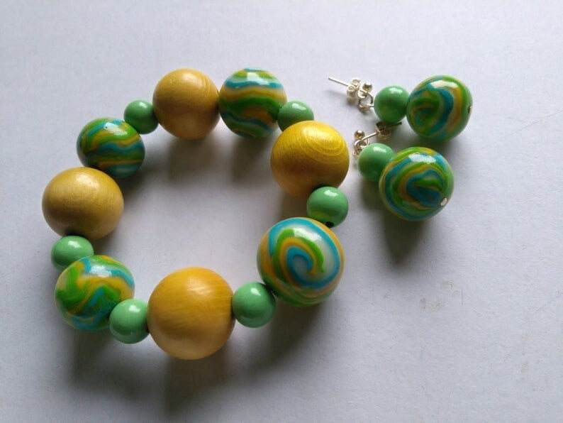 Handgemachtes Polymer Clay Perlenarmband Türkis, Gelb Und Grün Handgemachtes Polymer Clay Perlenarmband Türkis, Gelb Und Grün von NataCraftStudio