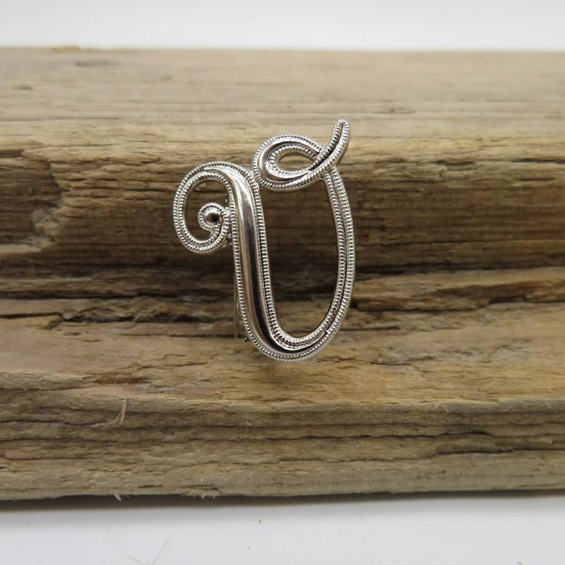 Anstecknadel Buchstaben Vintage Monogramm-Brosche in Forme V Personalisierte Brosche Alphabet Zubehör Zur Maske Schmuck Anstecknadel Buchstaben Vintage Monogramm-Brosche in Forme V Personalisierte Brosche Alphabet Zubehör Zur Maske Schmuck von NataliArtKunst