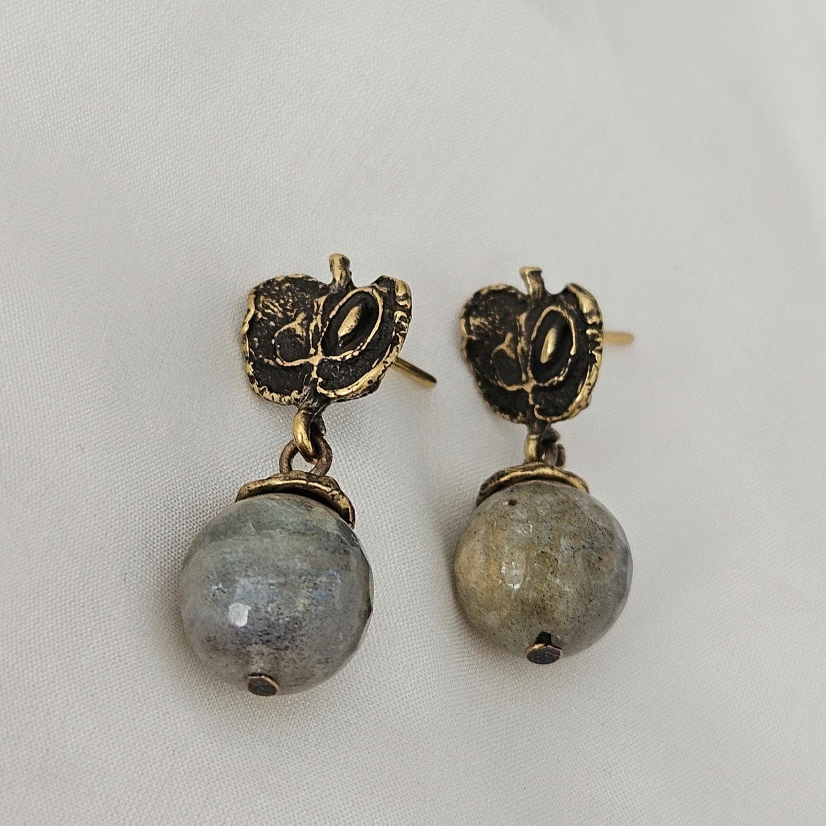 Designer Silber Und Messing Ohrringe Mit Labradorit Designer Silber Und Messing Ohrringe Mit Labradorit von NataliBogunAtelier