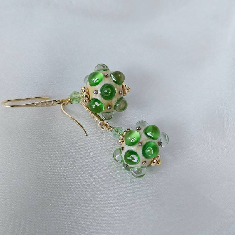 Handgefertigte Ohrringe Aus Glasperlen Und Grünen von NataliBogunAtelier