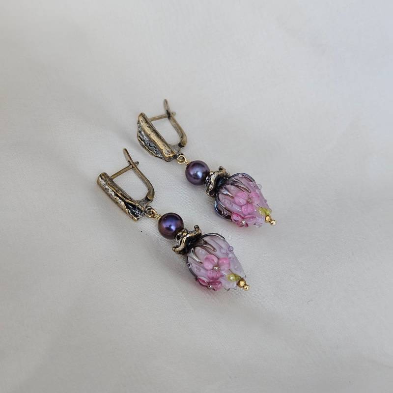 Raffinierte Muranoglasohrringe Mit Perlen Rosenmuster von NataliBogunAtelier