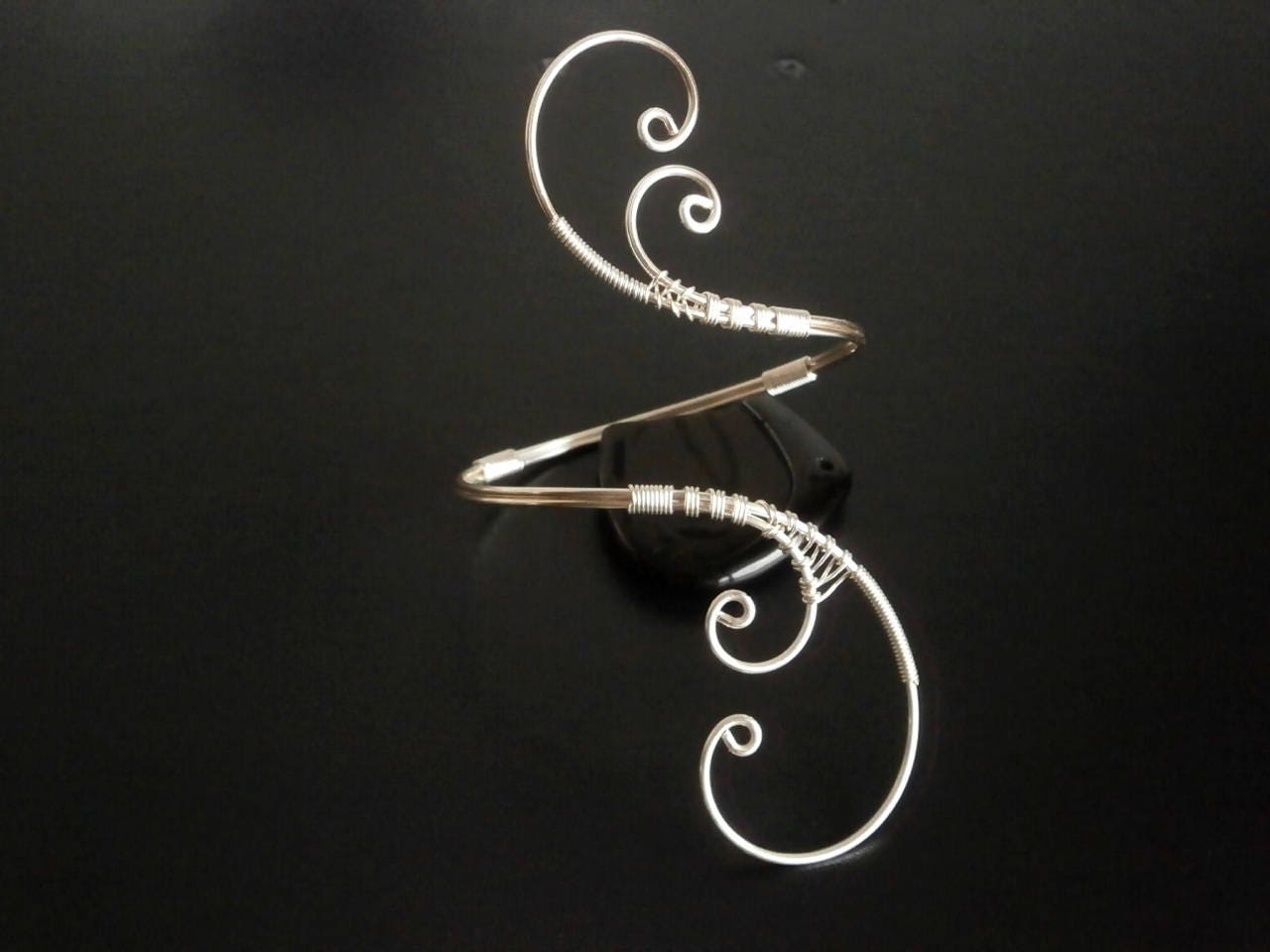 Silber Überzogener Draht Gewickelt Arm Manschette Armband von NataliStudio