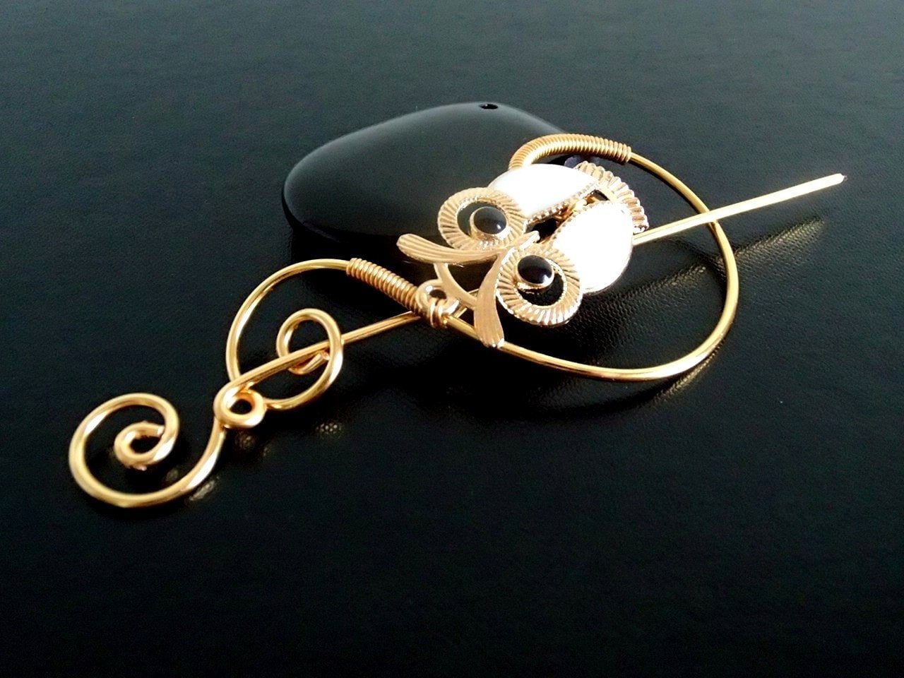 Golddraht-Eule - Schalnadel Handgefertigte Pullover-Brosche von NataliStudio