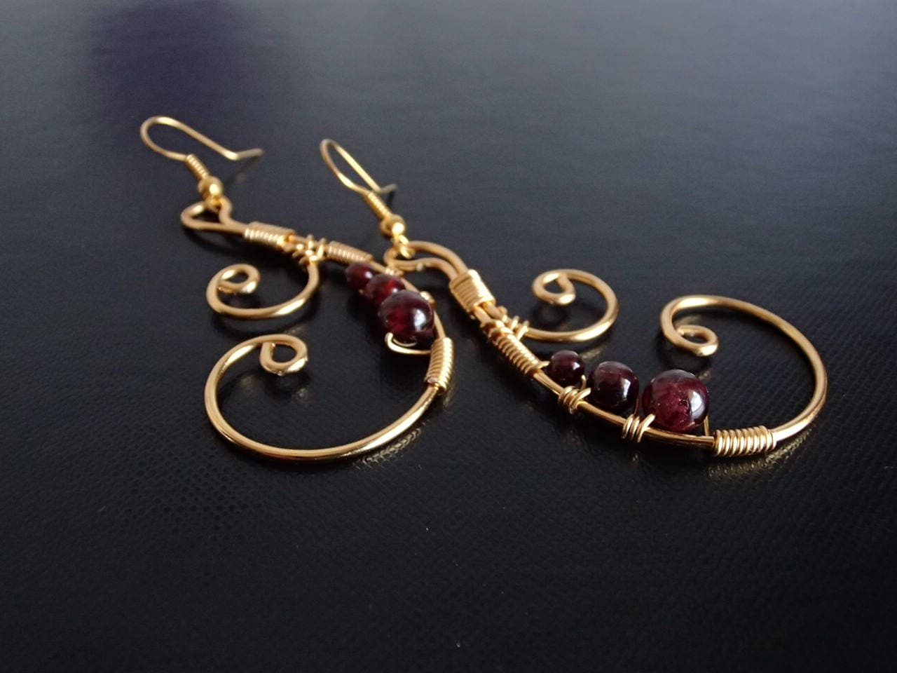 Granat Ohrringe, Gold Draht Braut Gewickelt Schmuck, Handgefertigte Schmuck von NataliStudio