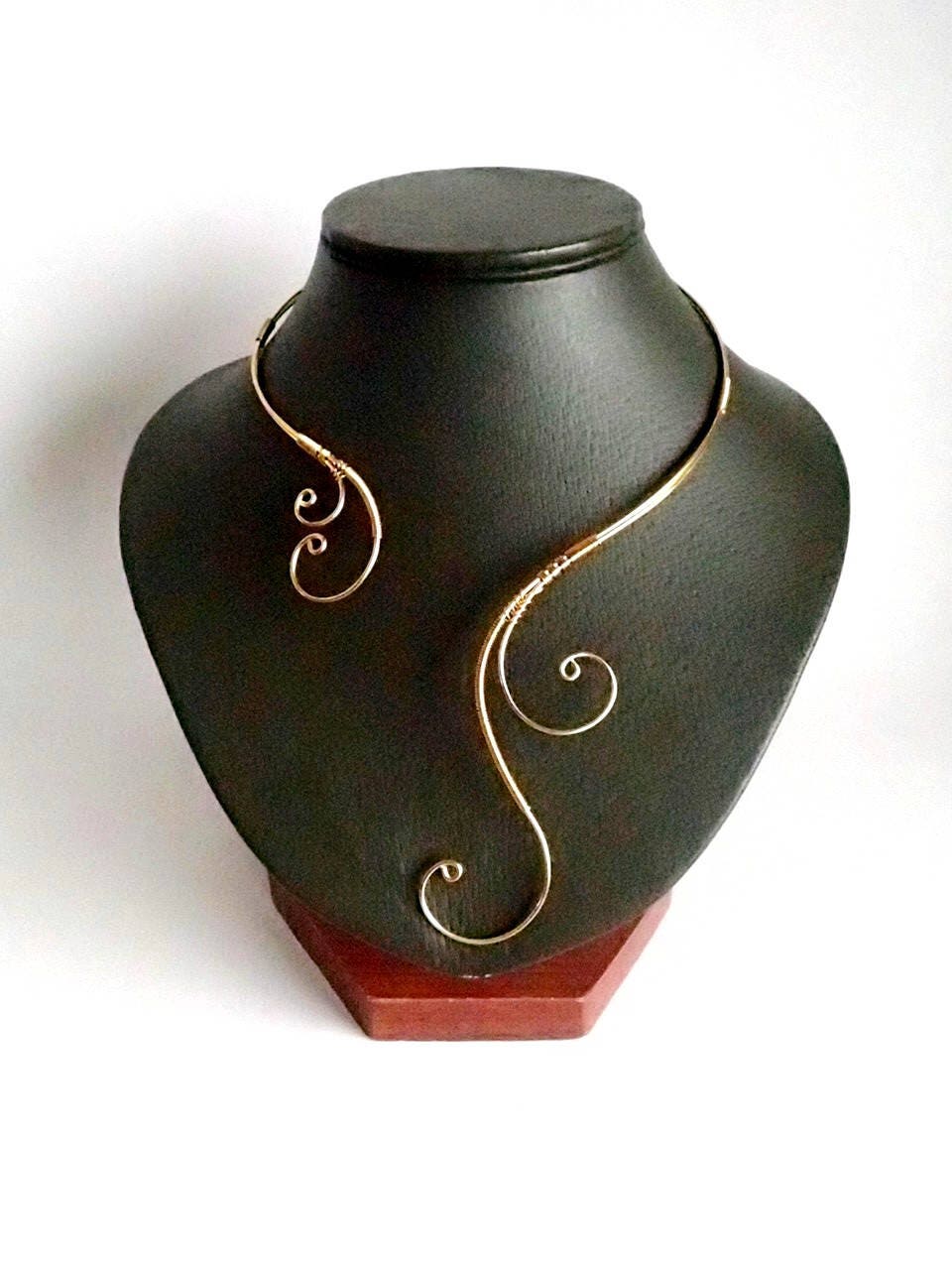 Handgefertigte Golddraht-Kragenhalskette Verstellbarer Statement-Schmuck von NataliStudio