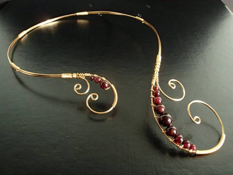 Handgefertigte Granat Kragen Kette Verstellbarer Statement Schmuck Aus Golddraht von NataliStudio