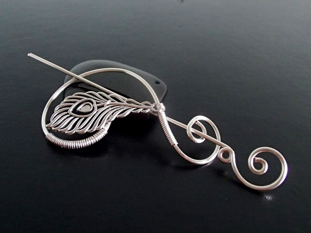 Peacock Feather Schal Pin, Fibel, Pullover Brosche, Stricken Zubehör, Silberdraht Stift von NataliStudio