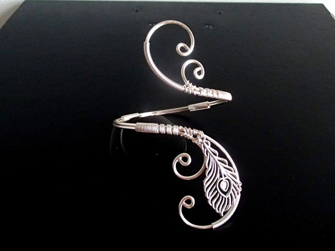 Armmanschette Pfauenfeder Versilbertes Wire Wrapped Armband von NataliStudio