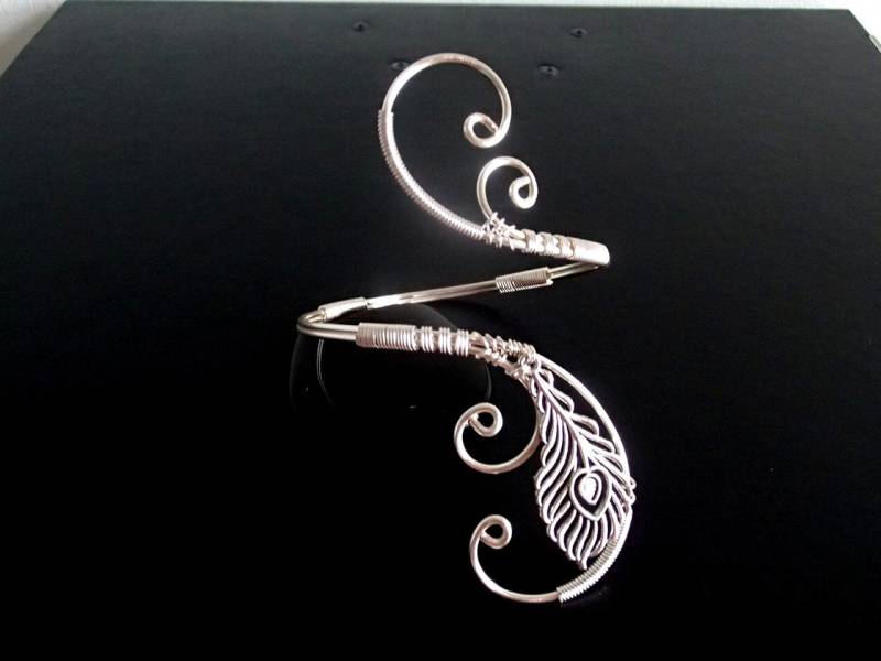 Armmanschette Pfauenfeder Versilbertes Wire Wrapped Armband von NataliStudio