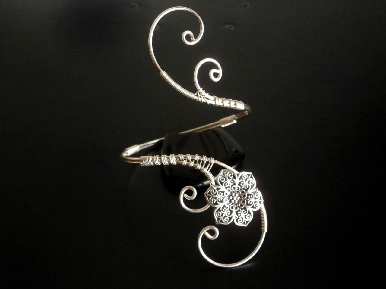 Silber Überzogener Blumen Armreif Draht Gewickelter Spiralarmreif von NataliStudio