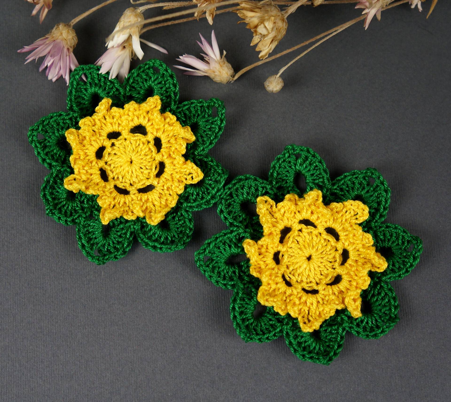 Gehäkelte Blumen Applikationen Aus Baumwolle in Grün & Gelb, 2Er-Set Gehäkelte Blumen Applikationen Aus Baumwolle in Grün & Gelb, 2Er-Set von NataliStudioUA
