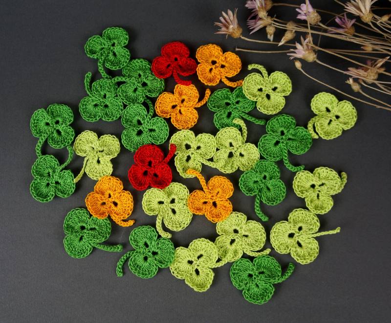 Gehäkelte Kleeblatt-Applikation 15 Stück Baumwollverzierungen von NataliStudioUA