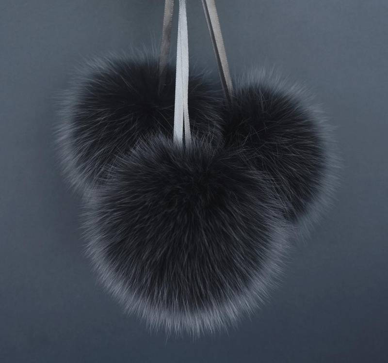 Grauer Fuchs Pom Pom Flauschiges Accessoire Für Die Mütze von NataliStudioUA