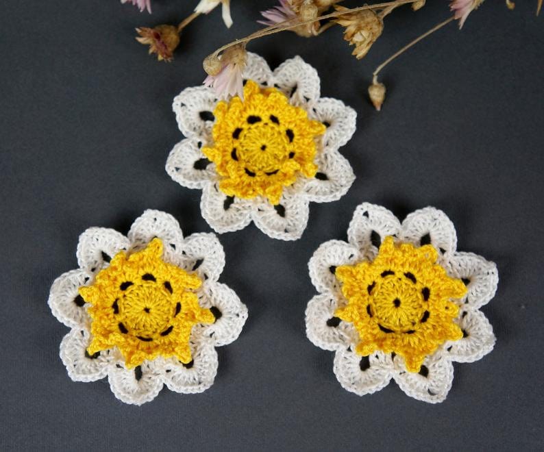 Handgemachte Gehäkelte Blume Applikation - 3Er-Set Cotton Craft Verzierungen Handgemachte Gehäkelte Blume Applikation - 3Er-Set Cotton Craft Verzierungen von NataliStudioUA