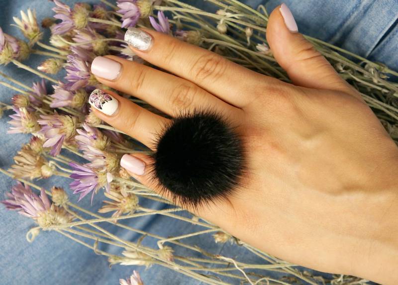 Schwarzer Nerz Pom Ring - Verstellbarer Winter Schmuck von NataliStudioUA