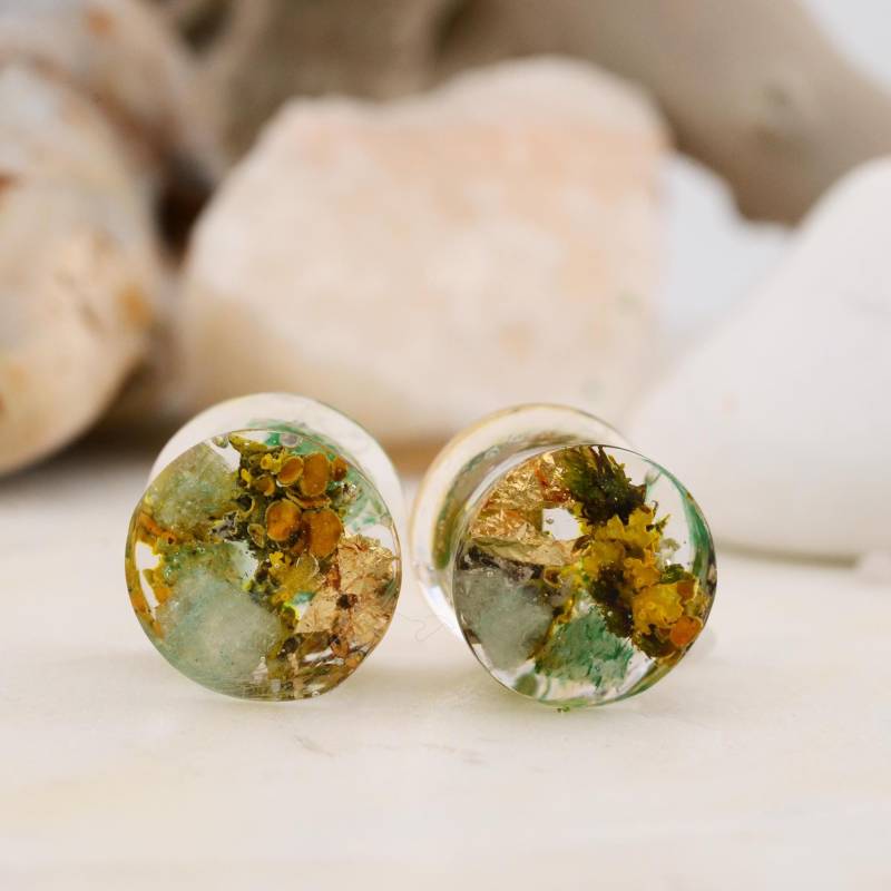 Harz Ohr Tunnel Grüne Jade, Rinde & Goldflocken - Bio Plugs von NataliVogel