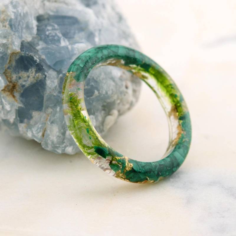 Harzring Mit Malachitsteinen, Waldharzring, Handgemachter Malachitring, Grüner Moosharzring. Boho-Ring. Malachit Ehering von NataliVogel