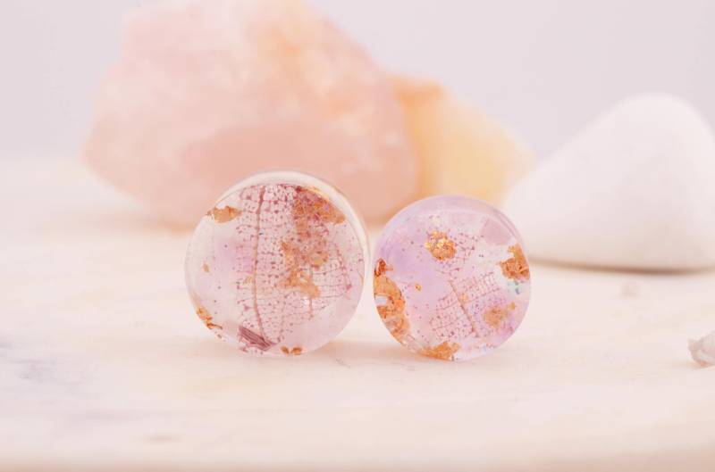 Rosenquarz Ohrtunnel Kunstharz, Skelettblatt & Goldflocken von NataliVogel