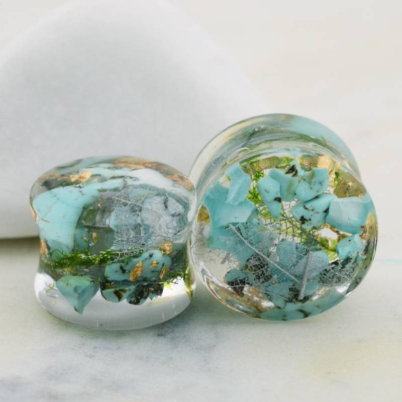 Türkise Stein-Ohrstecker Resin Moos Inlay, Gold Flakes von NataliVogel