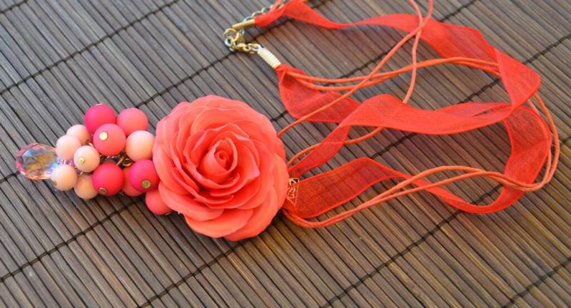Halsband Mit Anhänger Aus Fimo Rose Polymer Clay Blumenschmuck Ostergeschenk Muttertag Geschenk von NataliZimm