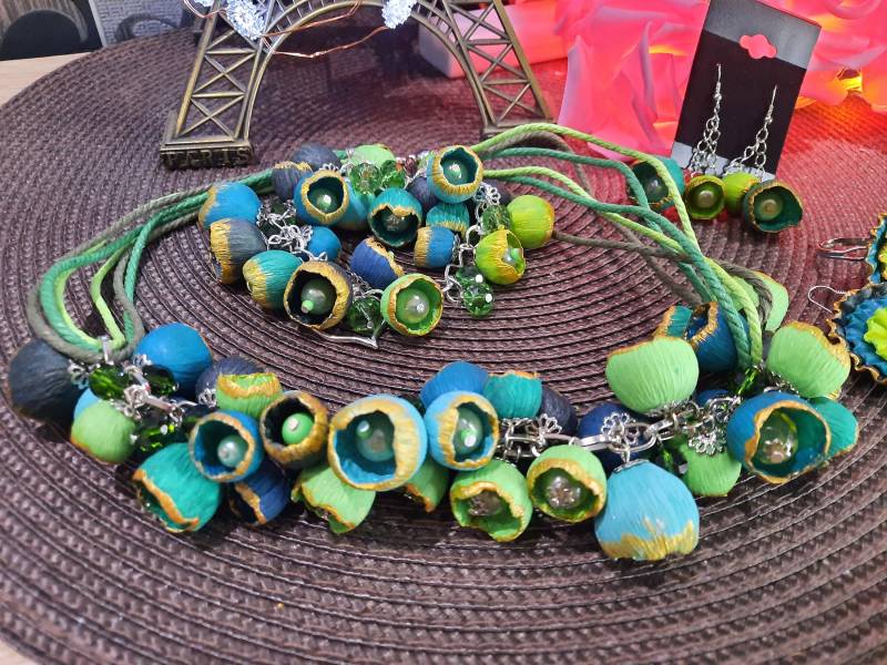 Schmucksets Halskette Aus Fimo Statement Kette Blumen-Set Blumenschmuck Geschenk Für Sie Ohrhänger Armband Muttertag Ostergeschenk von NataliZimm