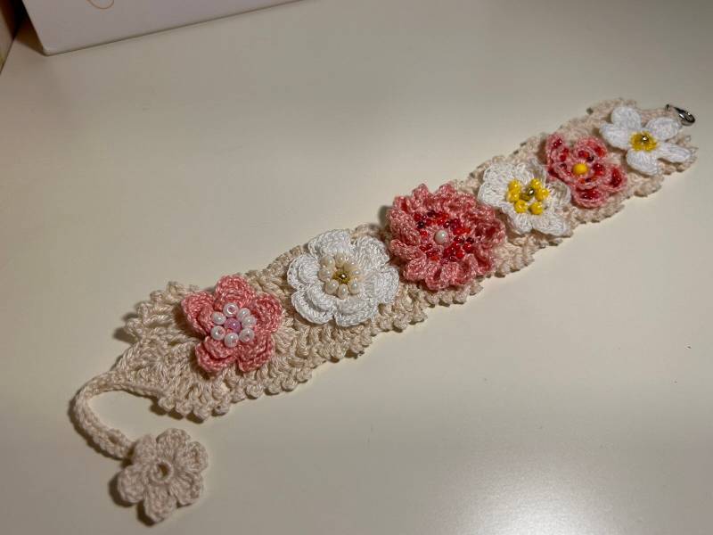 Armband Mit Blumen Und Perlen von NataliaAnnaCZ