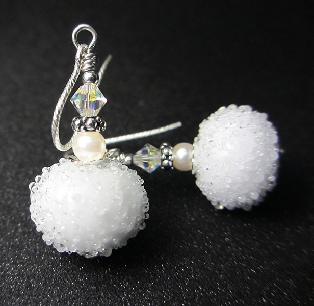 Artisan Lampwork Ohrringe Frosted Weiß Sterling Silber Tropfen Schneeball Schnee Eis Geschenk von NataliaKh