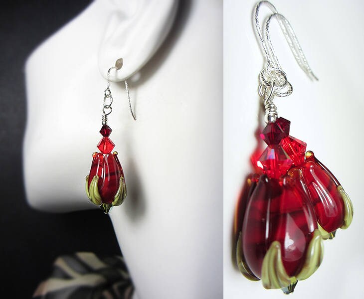 Handwerker Lampwork Ohrringe Rot Rose Knospe Rubin Dunkel Grün Floral Blume Bud Natur von NataliaKh