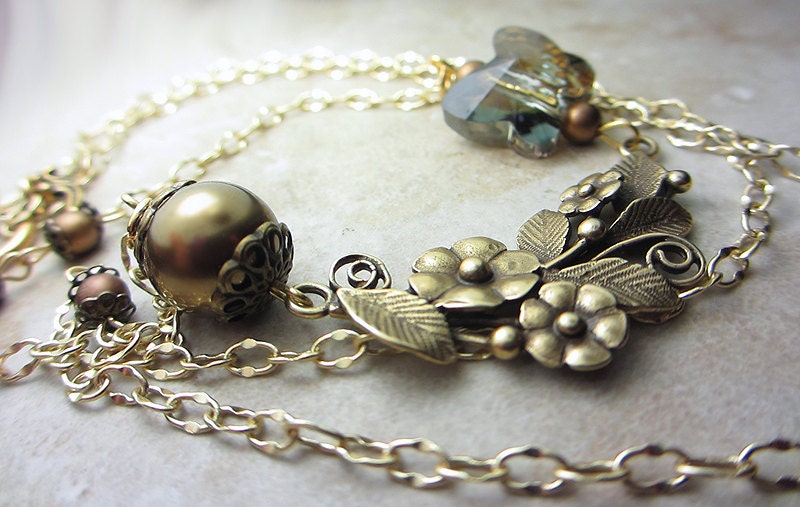 Vintage Stil Halskette Antik Gold Blume Und Perlen Blätter Swarovski Perle Schmetterling Viktorianisch Geschenk Für Sie Vintage Stil Halskette Antik Gold Blume Und Perlen Blätter Swarovski Perle Schmetterling Viktorianisch Geschenk Für Sie von NataliaKh