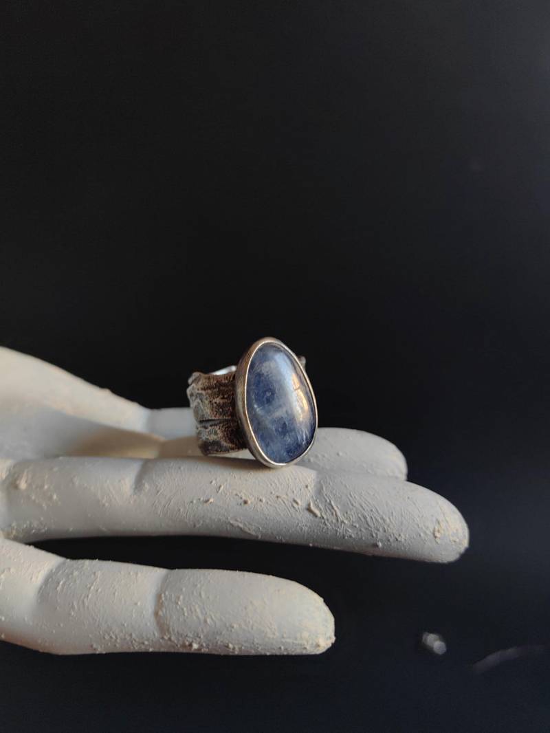 Handgeschmiedeter Kyanit Ring Aus Recyceltem Silber, Größe 17.5 von Nataliaraya