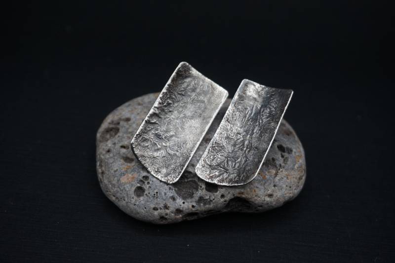 Oxidierte Sterlingsilber Ohrstecker Wabi Sabi Raw Texture Oxidierte Sterlingsilber Ohrstecker Wabi Sabi Raw Texture von Nataliaraya