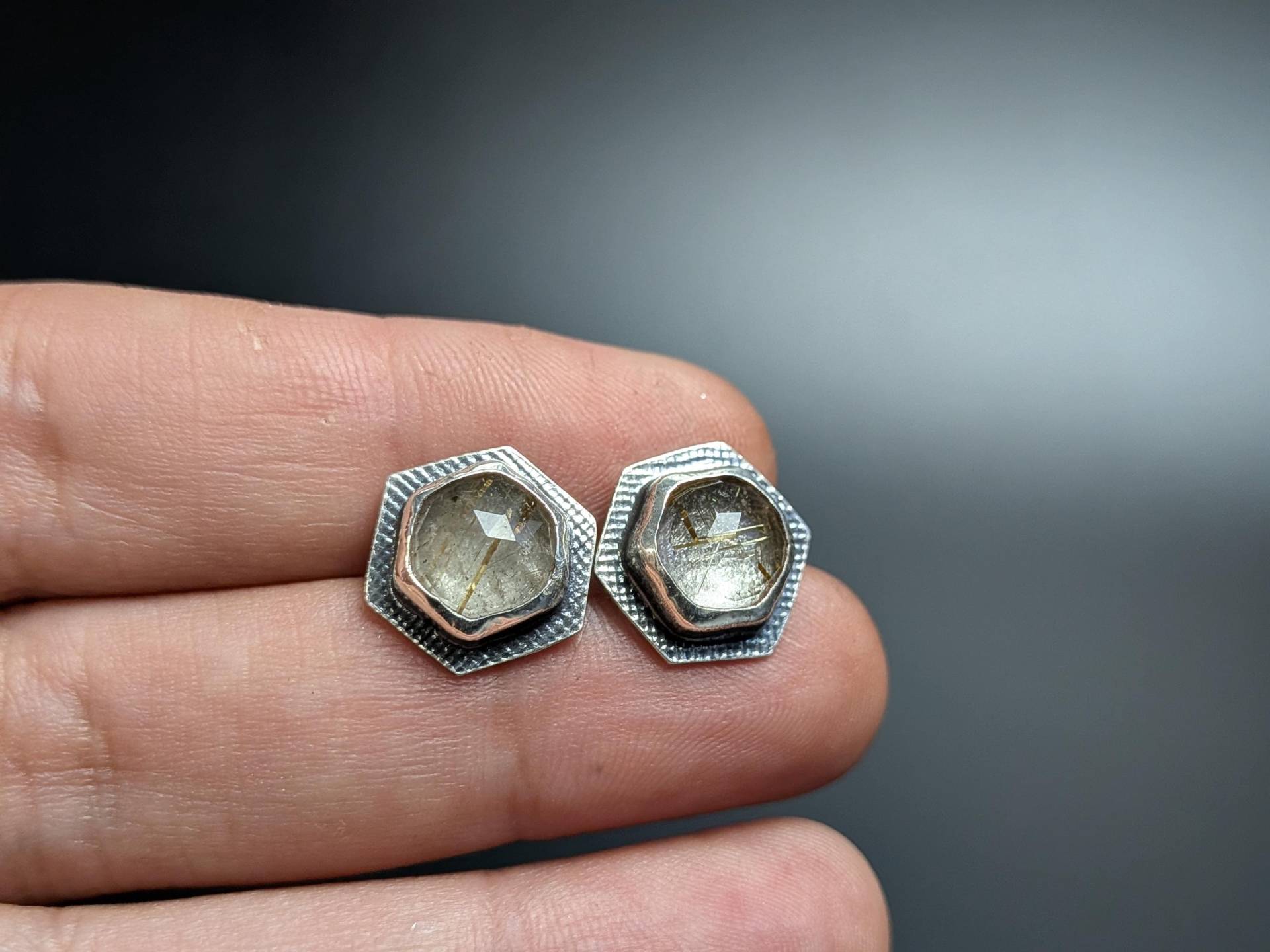 Rutilquarz Sterlingsilber Ohrstecker Handgefertigte Hexagon Ohrringe von Nataliaraya